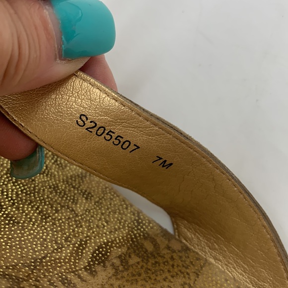 Stuart Weitzman gold wedge thong sandals size 7 MCW4035B - Picture 8 of 10